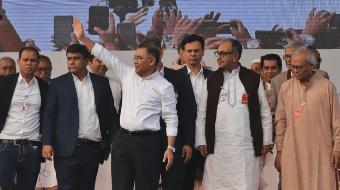 মঞ্চে তারেক রহমান (ছবি: মেহেদি হাসান)