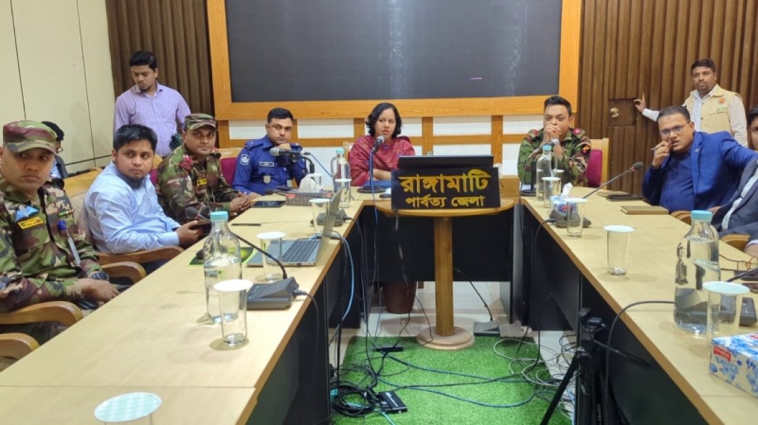 জেলা প্রশাসকের সম্মেলনকক্ষে চট্টগ্রাম-রাঙামাটি মোটর মালিক সমিতির নেতাদের সঙ্গে আলোচনা সভা শেষে সন্ধ্যা ৬টা থেকে বাস চলাচল শুরু হয়