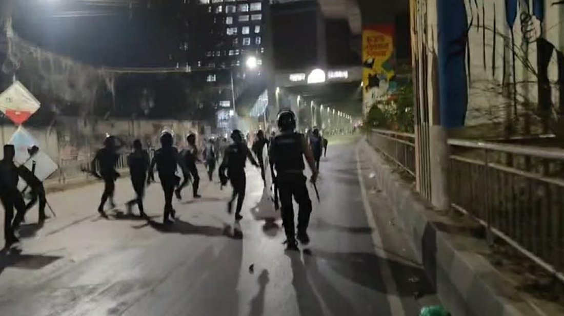 শাহবাগে পুলিশ-ইনকিলাব মঞ্চ ধাওয়া-পাল্টা ধাওয়া