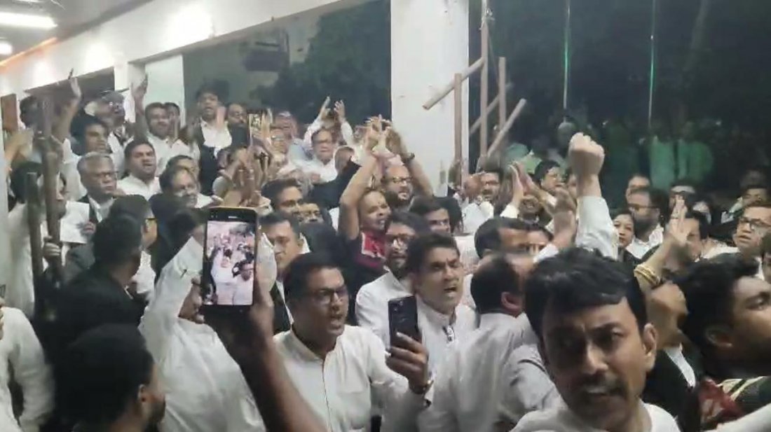 আওয়ামী লীগ সমর্থিত আইনজীবীদের বিক্ষোভ মিছিল ও সমাবেশ
