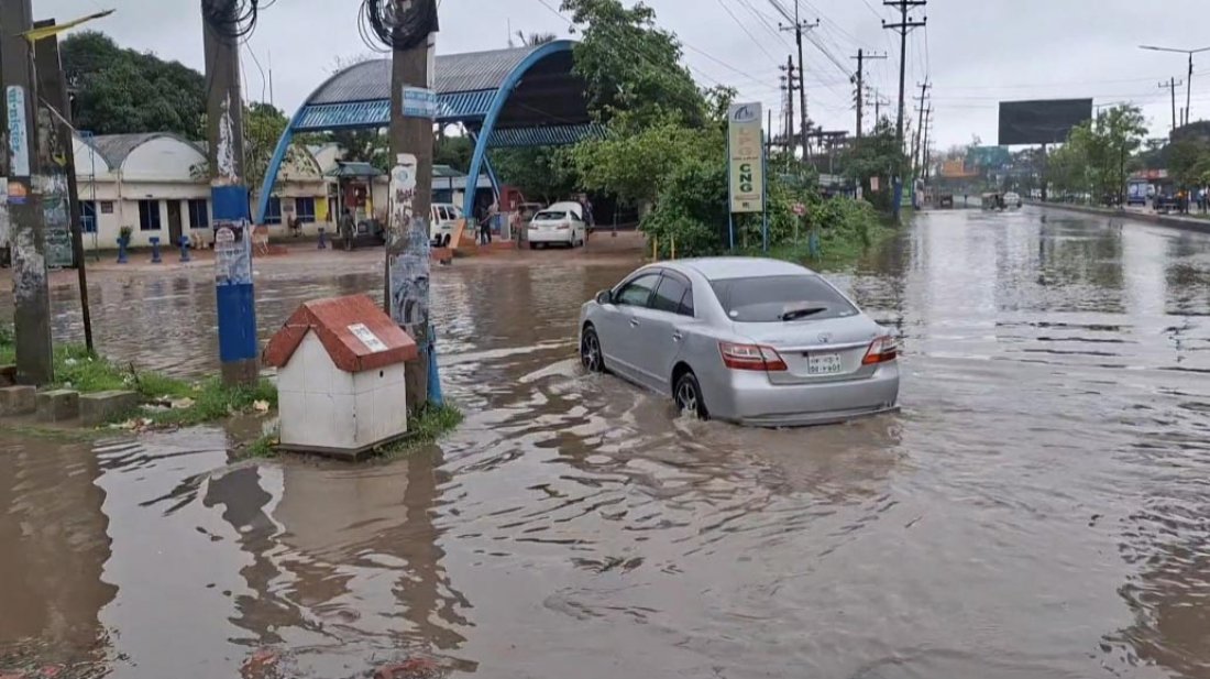 মুষলধারে বৃষ্টিপাতের কারণে বিভিন্ন জায়গায় জলাবদ্ধতা সৃষ্টি হয়েছে