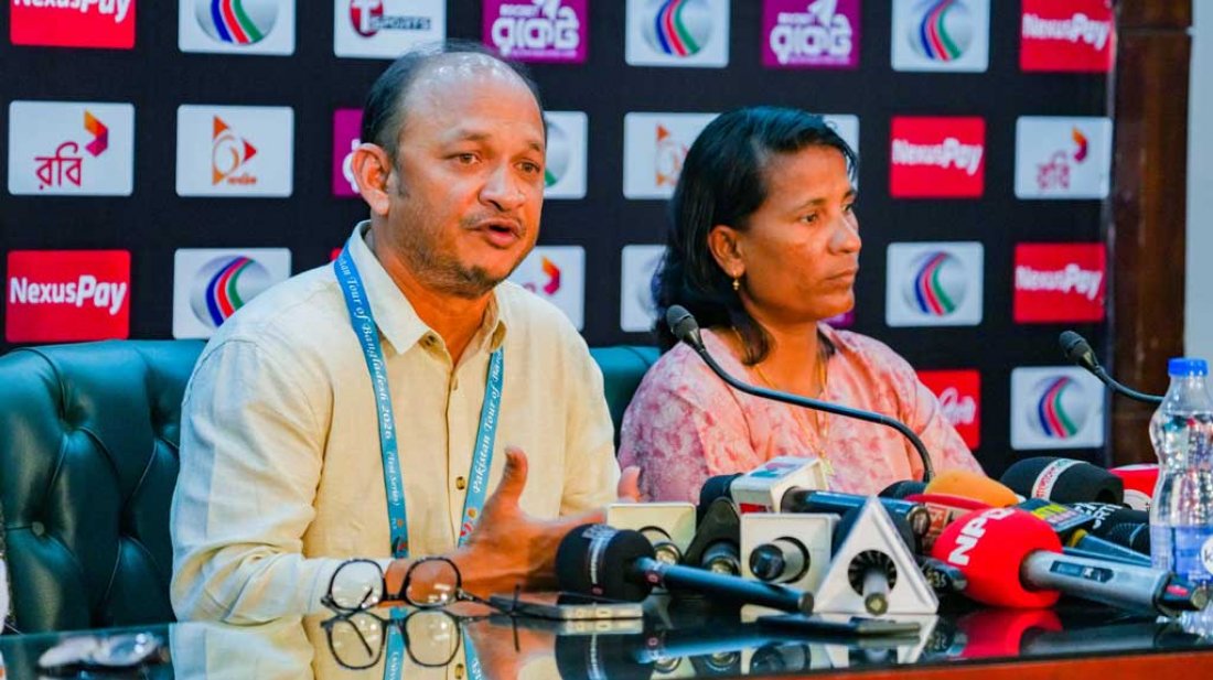 সংবাদ সম্মেলনে কথা বলছেন নারী দলের প্রধান নির্বাচক।