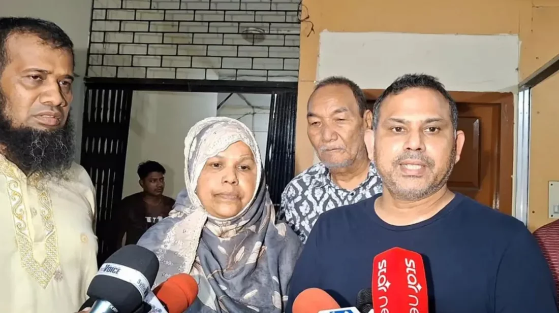 গণমাধ্যমের সঙ্গে কথা বলেন নিহত দম্পতির সন্তানেরা