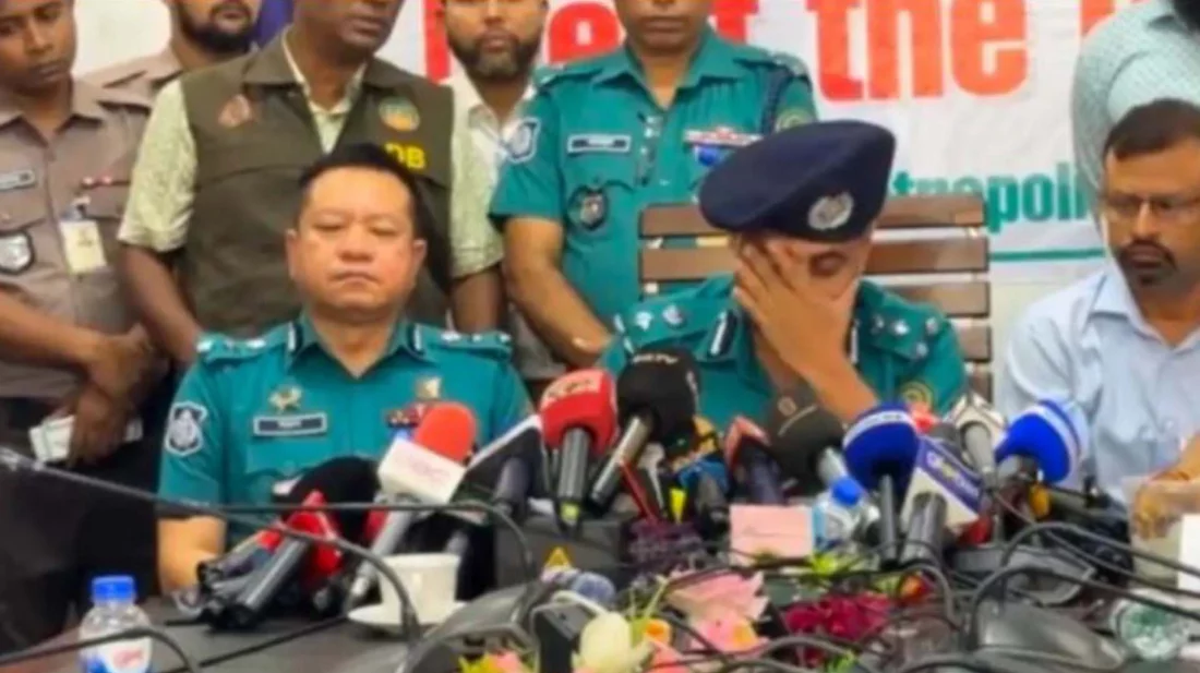 রংপুর মহানগর পুলিশ কমিশনার মোহাম্মদ আব্দুল মাবুদ রবিবার সংবাদ সম্মেলনে দাবি করেন, গণপতি চক্রবর্তীর বাসার ছাদে ইয়াবা সেবনের সময় বাধা দেওয়ায় ওই দুই যুবক চার জনকে শ্বাসরোধে হত্যা করেন
