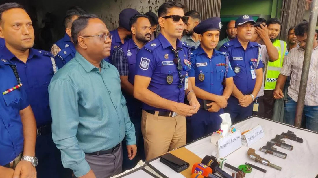 ক্রেতা সেজে যোগাযোগ করলো পুলিশ, গিয়ে দেখলো অটোরিকশার গ্যারেজ অস্ত্র তৈরির কারখানা