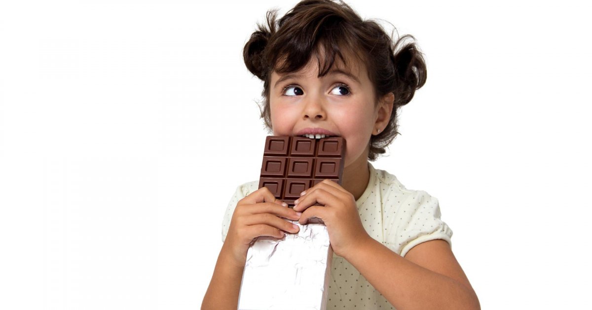 Что будет если съесть плитку шоколада. Шоколадки для детей. Ребенок с плиткой шоколада. Человек ест шоколад.
