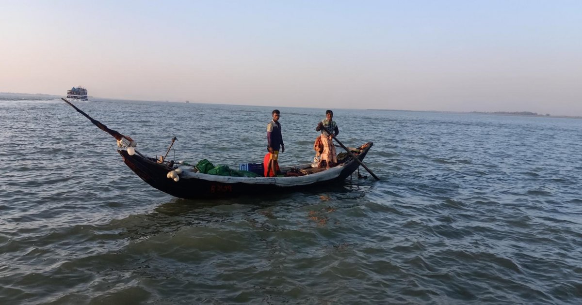 নাফ নদ থেকে ১২ জেলেকে ধরে নিয়ে গেছে আরাকান আর্মি
