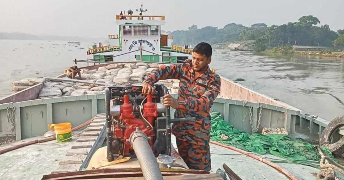 তলা ফেটে ডুবছিল জাহাজ, ৯৯৯ এ কলে ৬ নাবিক উদ্ধার