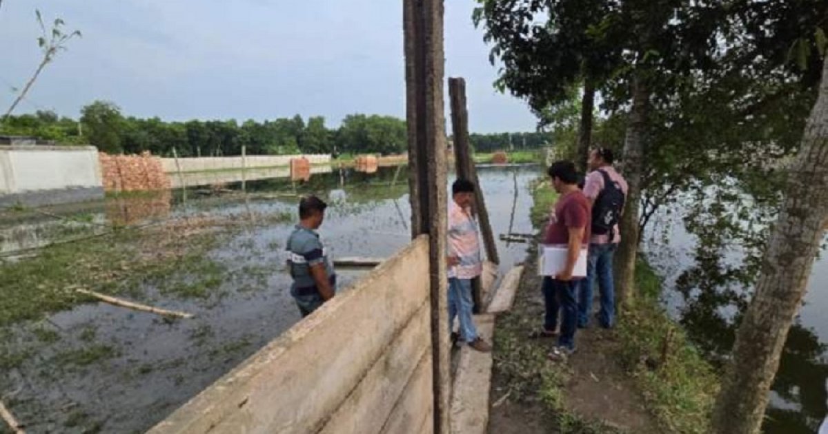 ফরিদপুরে গ্রেট স্টার্চ অ্যাগ্রো ইন্ডাস্ট্রিসের সীমানাপ্রচীর ভেঙে দিলো দুর্বৃত্তরা