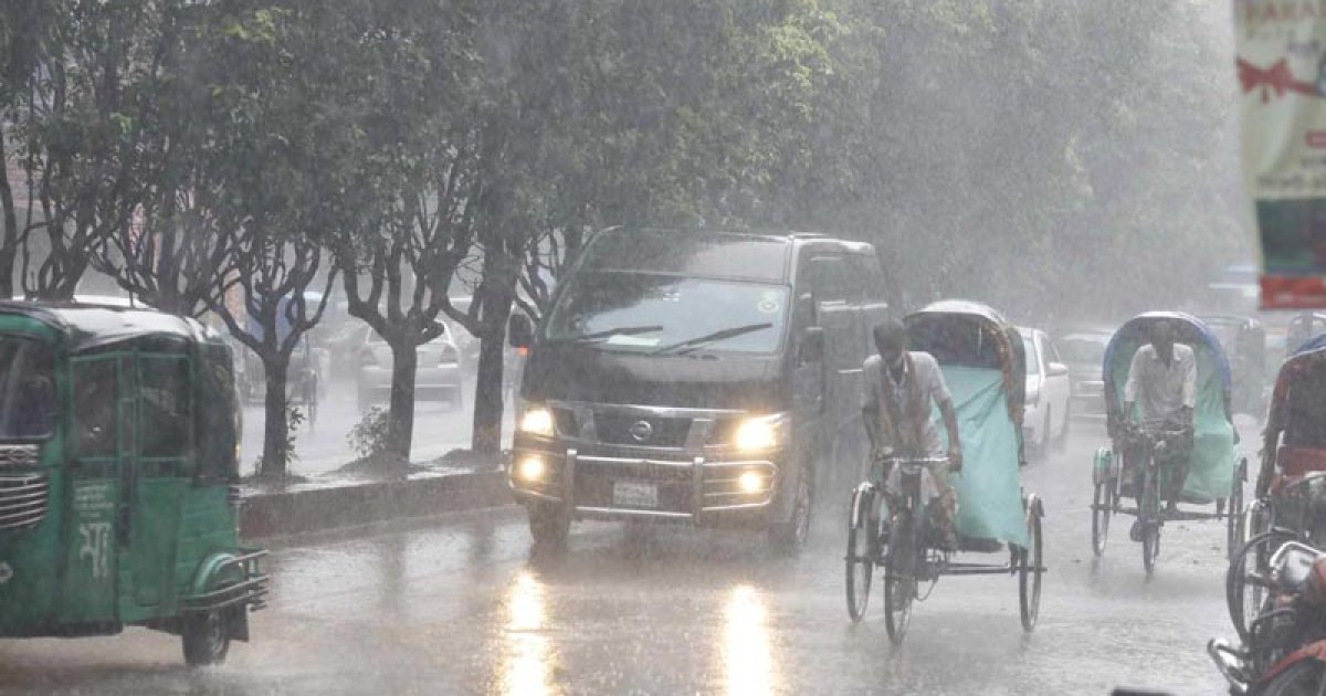 সকাল সকাল রাজধানীতে ঝুম বৃষ্টি, সাগরে ৩ নম্বর সতর্কসংকেত