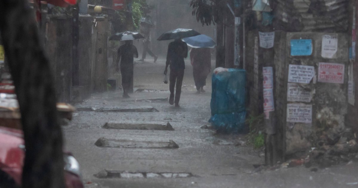 শরতের বৃষ্টিতে ভিজলো শহর