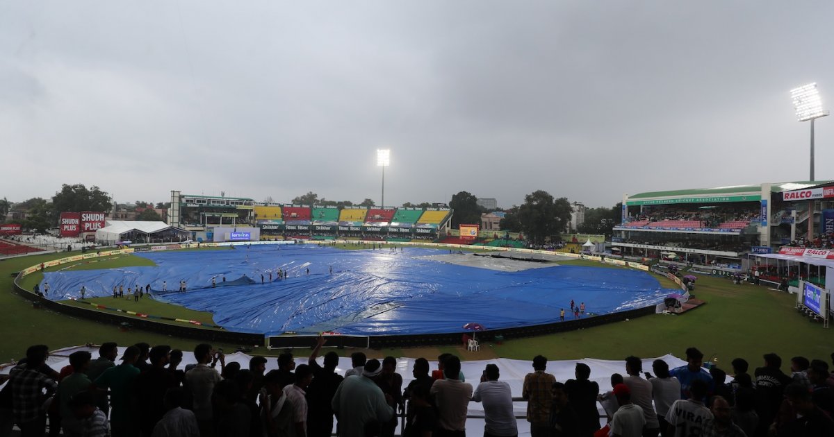 বৃষ্টিতে কানপুরে দ্বিতীয় দিনের খেলা শুরু হতে দেরি