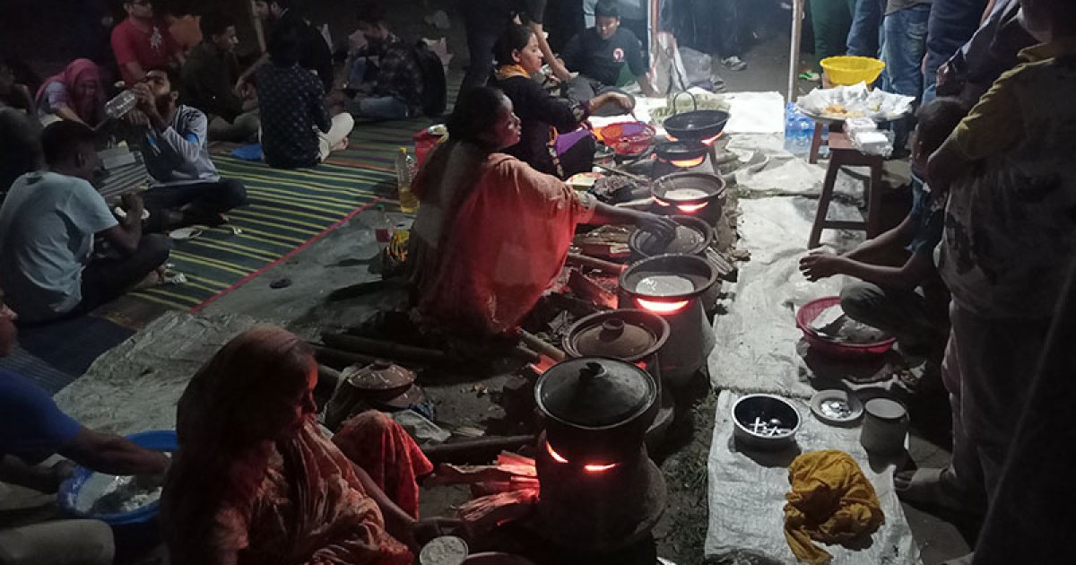 শীতের পিঠার ধুম বিক্রি, দোকান বসিয়েছেন বিশ্ববিদ্যালয়ের শিক্ষার্থীরাও