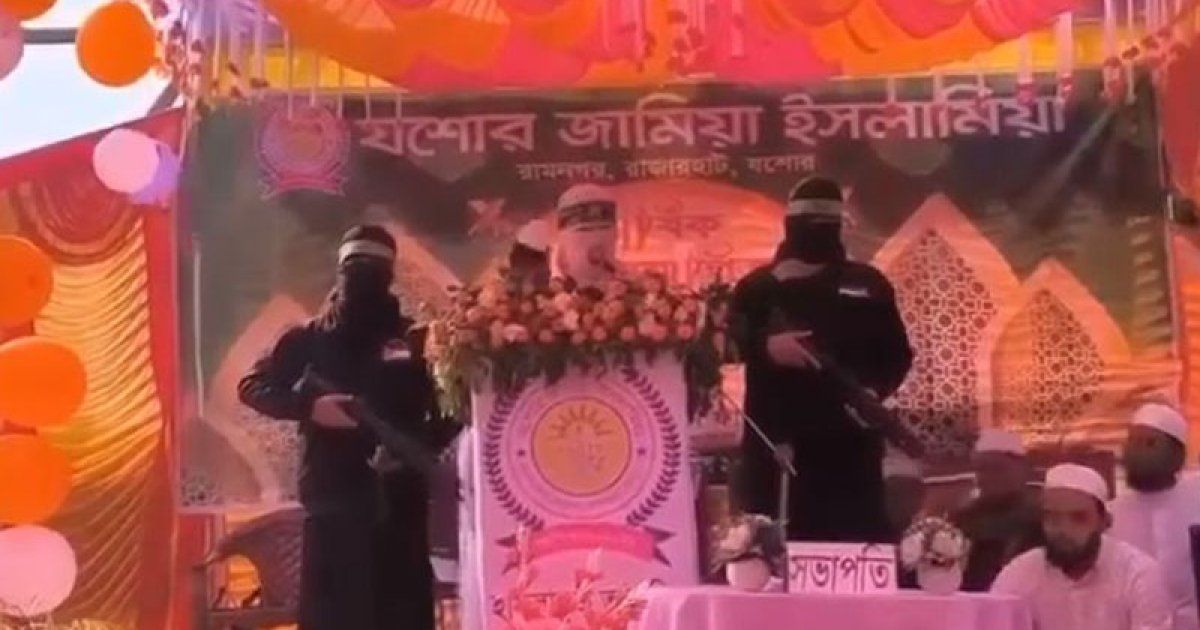 ‘অস্ত্র’ হাতে বক্তব্যের ভিডিও ভাইরাল, আসল ঘটনা কী