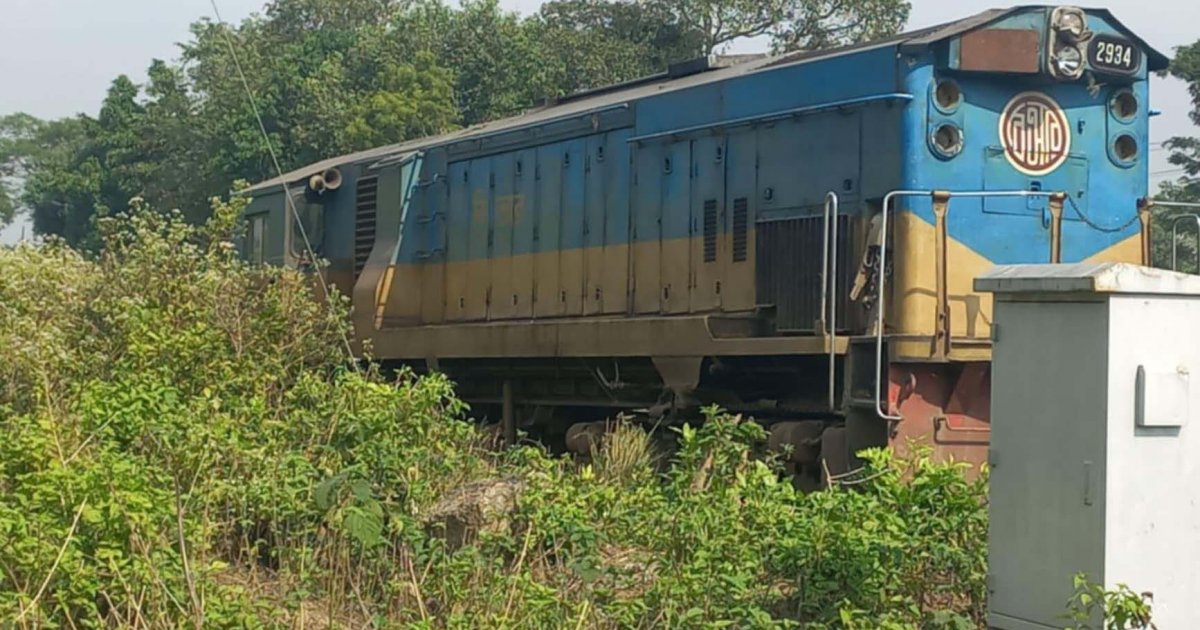 লাকসামে ইঞ্জিন লাইনচ্যুত, আড়াই ঘণ্টা বিলম্বে ছেড়ে গেলো মেঘনা এক্সপ্রেস