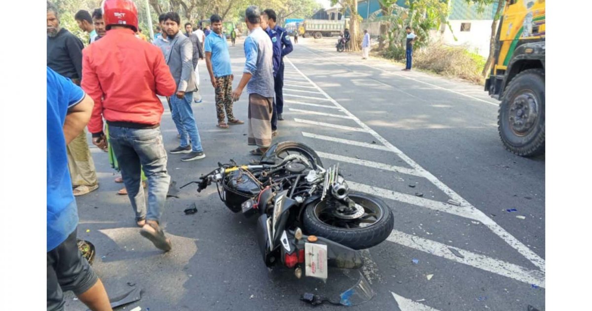 মোটরসাইকেলে বাসচাপা, প্রাণ গেলো একই পরিবারের ৩ জনের