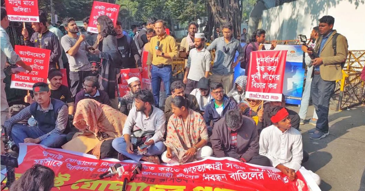 প্রধান উপদেষ্টার বাসভবনের সামনে ইনকিলাব মঞ্চের অবস্থান