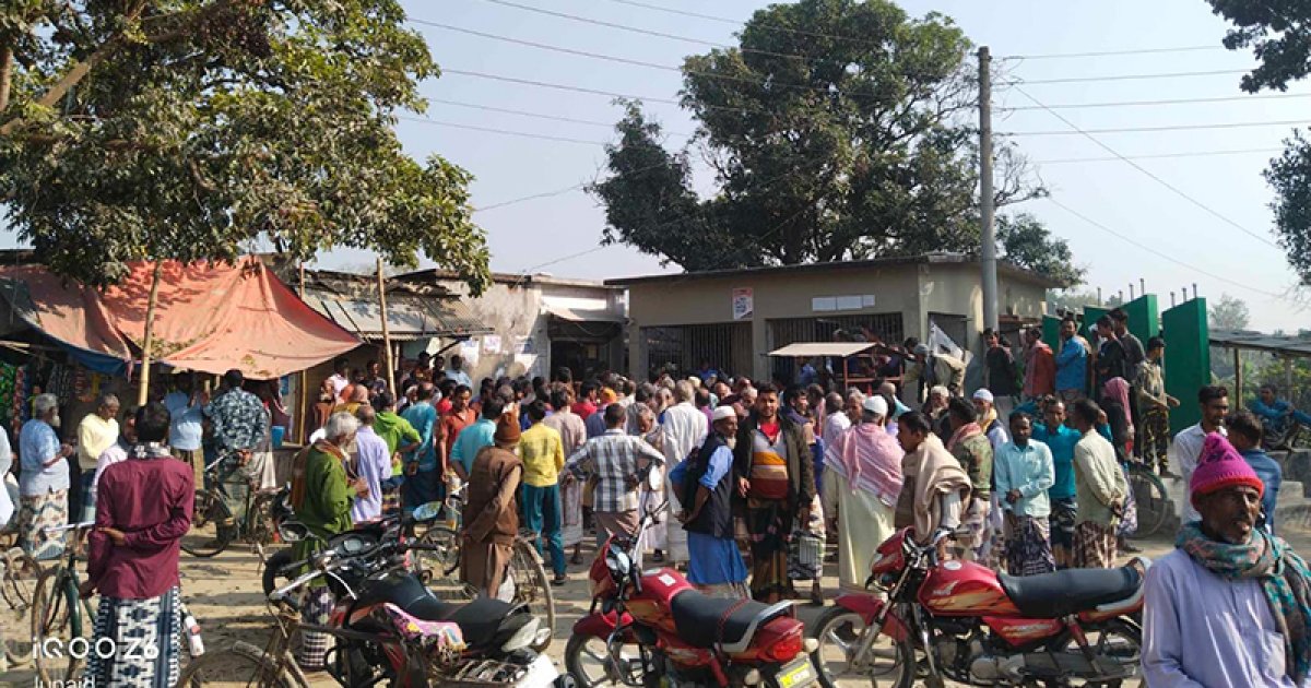 জমি জরিপ করতে গিয়ে অবরুদ্ধ ১০ সার্ভেয়ার, ‘আর আসবেন না’ লিখে মুচলেকা