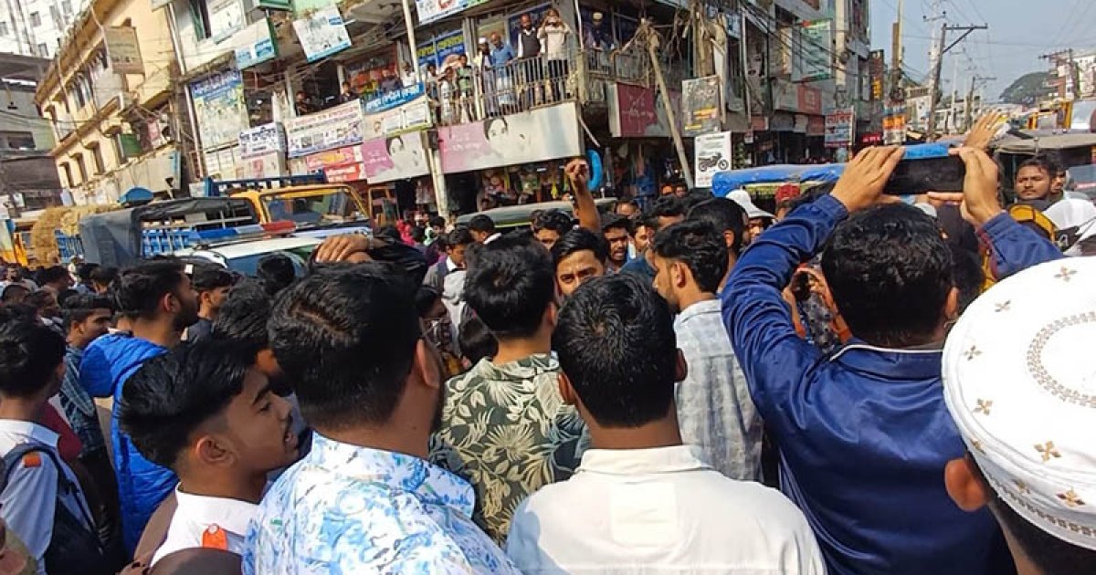 ইউএনওর বদলি ঠেকাতে সড়ক অবরোধ করলেন শিক্ষার্থীরা, সেনাবাহিনী দেখেই দৌড়