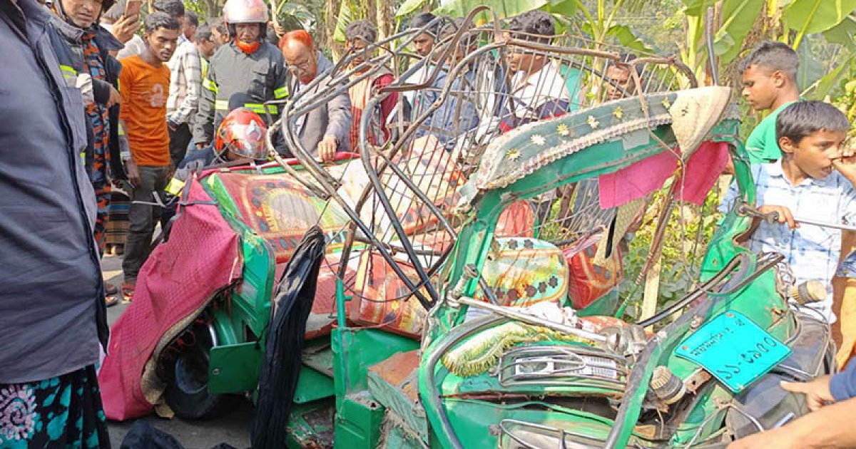 বাসের চাপায় অটোরিকশার ৫ জন নিহত