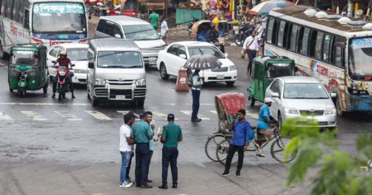 রাজধানীতে ট্রাফিক আইন লঙ্ঘনে ২৪৩৯ মামলা