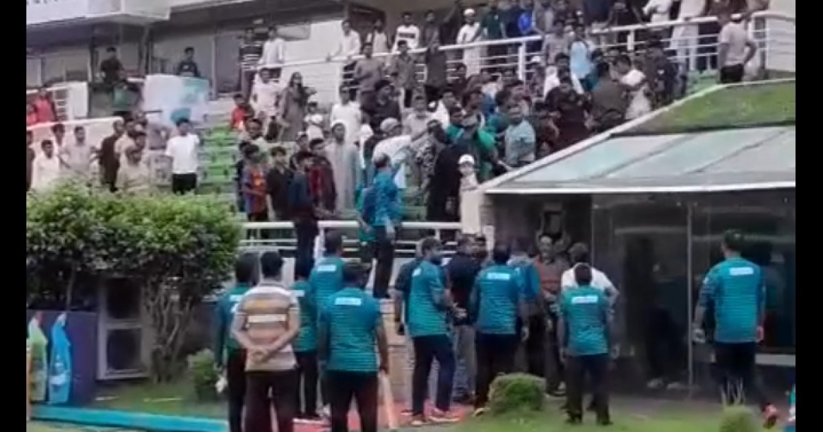 মোহামেডান সমর্থকের দিকে মাহমুদউল্লাহর তেড়ে যাওয়ার ঘটনা নিয়ে যা জানা গেলো