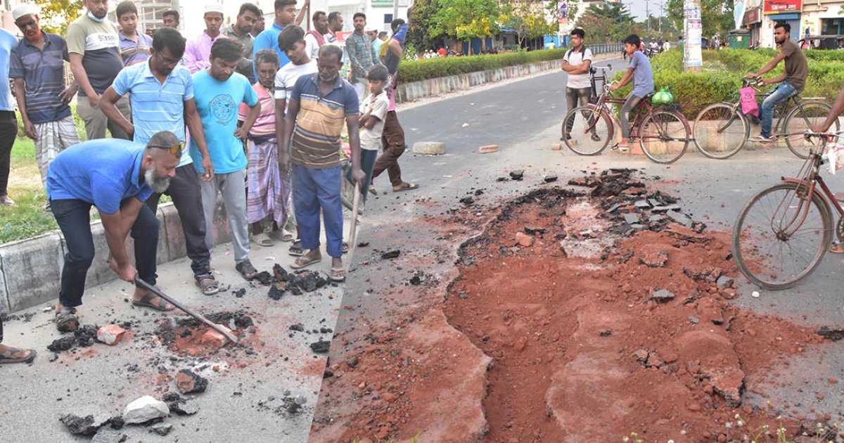 ঘন ঘন দুর্ঘটনার কারণে সড়ক খুঁড়ে প্রতিবাদ