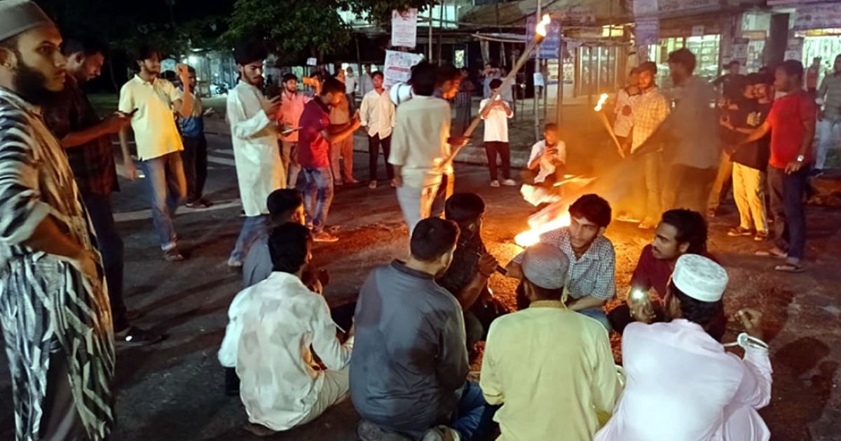 চার দফা দাবিতে মহাসড়কে বরিশাল বিশ্ববিদ্যালয়ের শিক্ষার্থীরা
