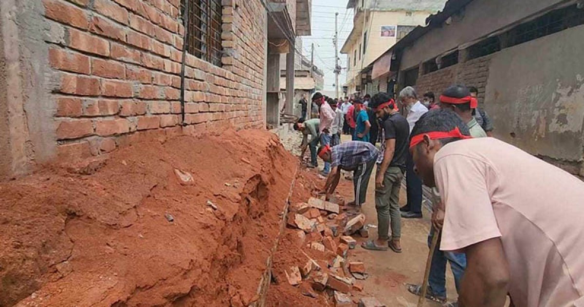 সাভারে অনুমোদনহীন বহুতল ভবনে রাজউকের উচ্ছেদ অভিযান