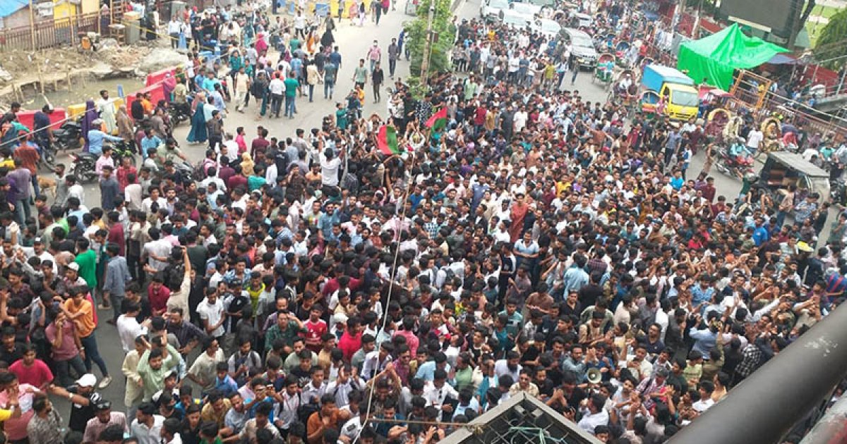 মিরপুর-১০ এ জ্যাম লাগিয়ে ছাত্রদলের আনন্দ মিছিল