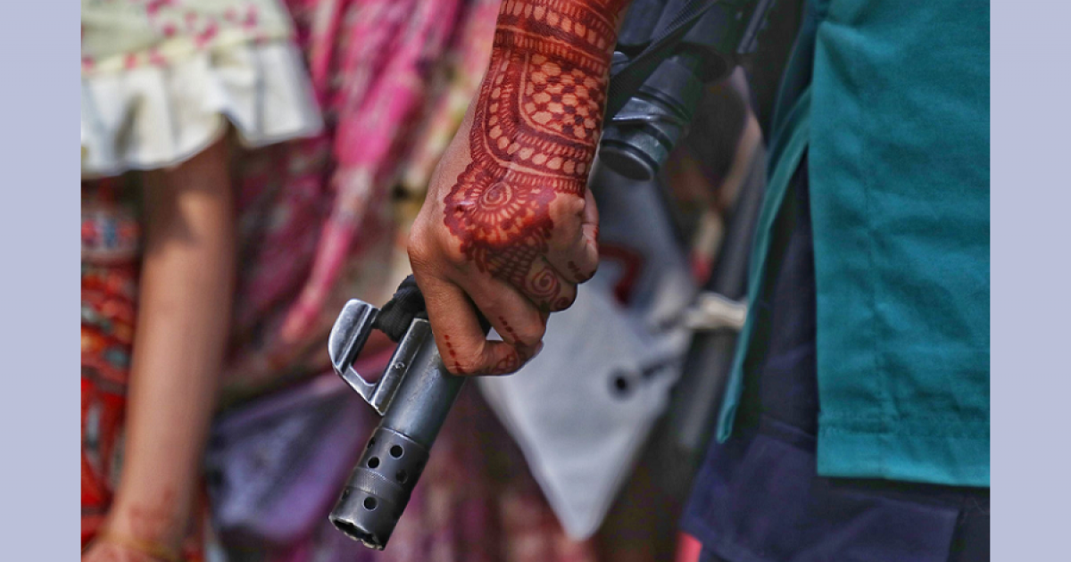 মেহেদিরাঙা হাতে অস্ত্র, আপ্লুত সেই নারী পুলিশ