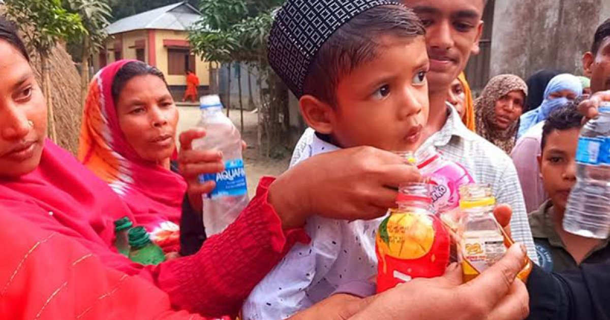 তেল-পানিতে শিশুর ঝাড়ফুঁক, মানুষের ভিড়