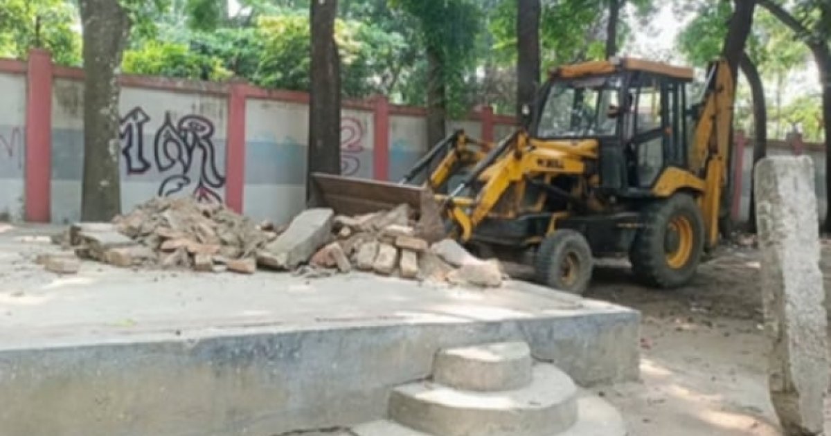 ময়মনসিংহ সাহিত্য সংসদের মুক্তমঞ্চ গুঁড়িয়ে দিলো প্রশাসন, সংস্কৃতিকর্মীদের প্রতিবাদ