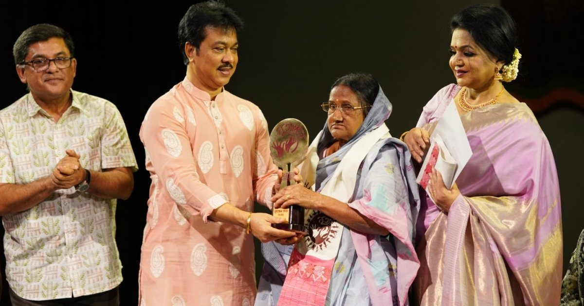কুমকুম রানীকে নৃত্যাঞ্চল পদক প্রদান