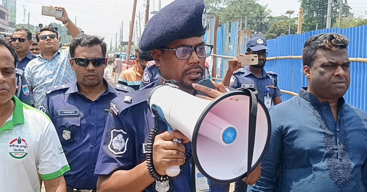 শৃঙ্খলা ফেরাতে রাস্তায় নামলেন ওসি