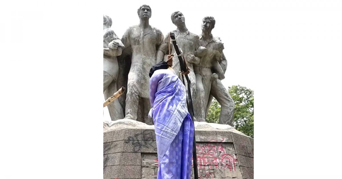 টিএসসিতে নারী প্রতিকৃতিতে জুতা নিক্ষেপ, সমালোচনার ঝড়