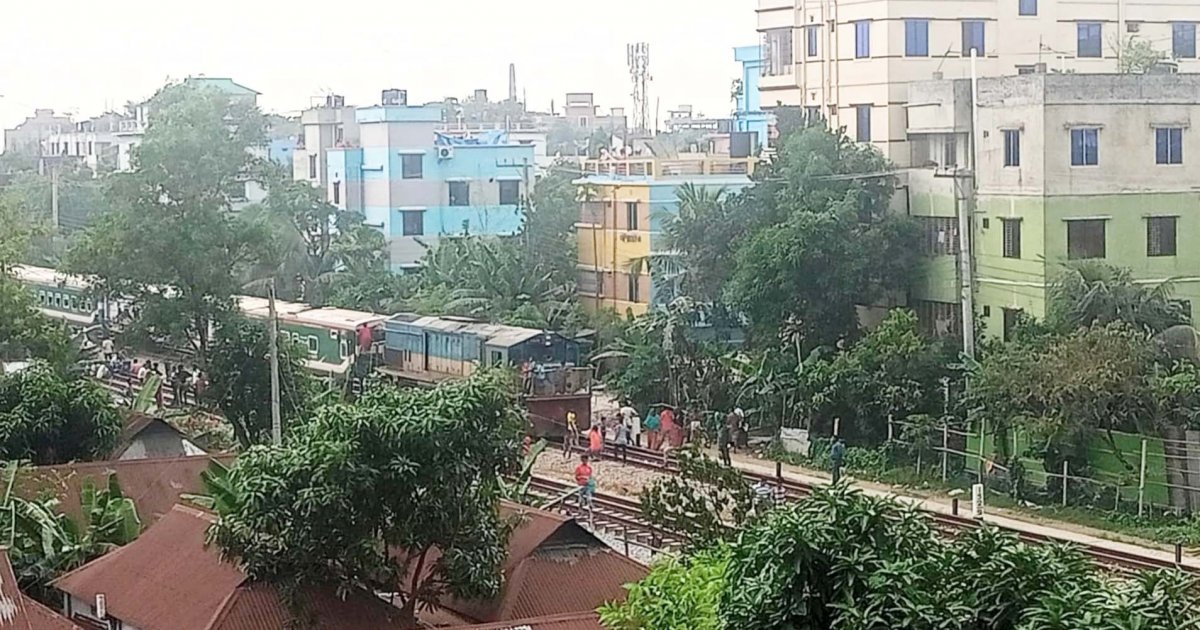 ইঞ্জিন বিকল, মাঝপথে থামলো চলন্ত ট্রেন