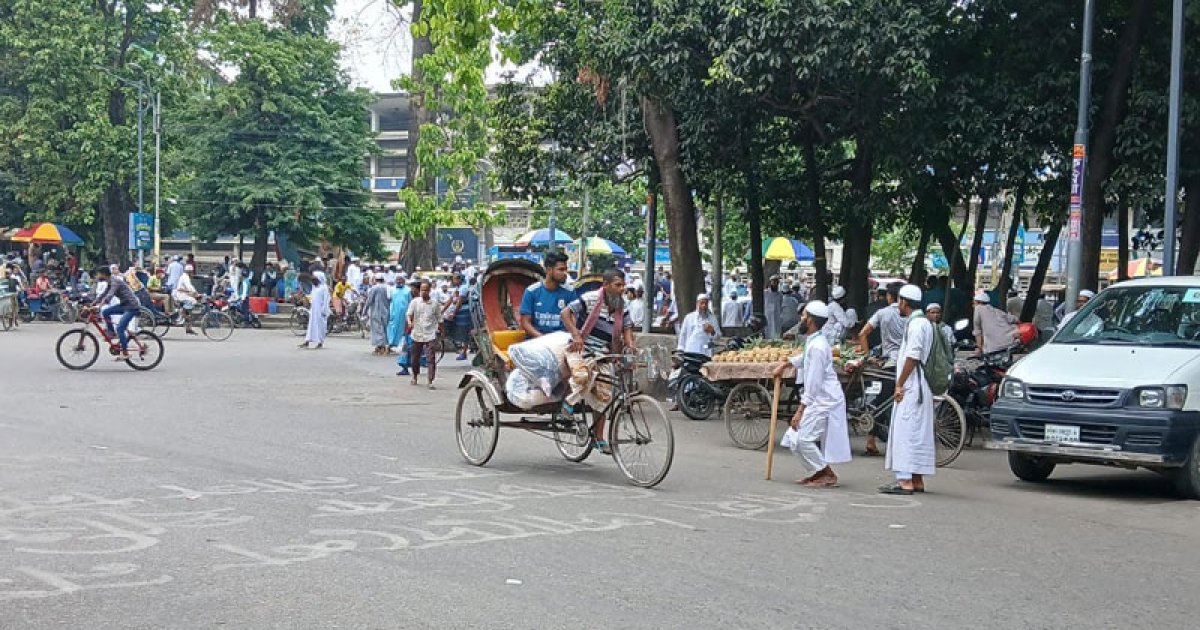 হেফাজতের সমাবেশ: টিএসসিতে ট্রাফিক নিয়ন্ত্রণ করছেন কর্মীরা