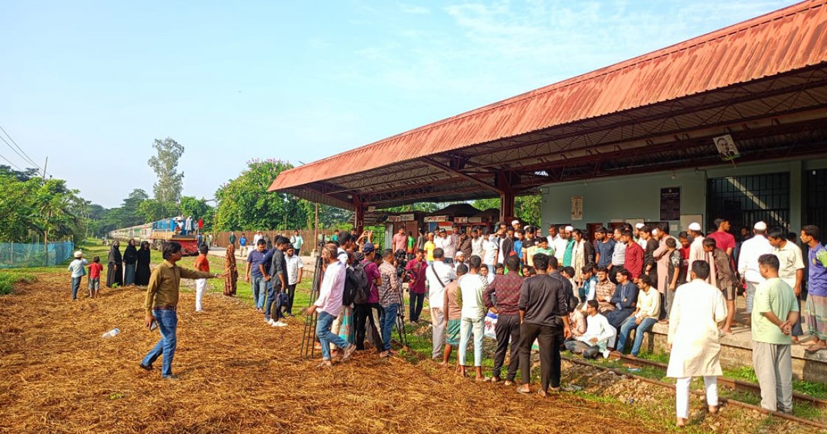 নোয়াখালীতে নতুন ট্রেনের দাবিতে রেলপথ অবরোধ