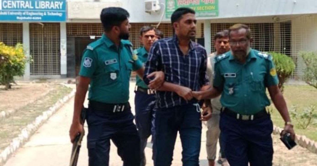 রুয়েট কর্মকর্তাকে পুলিশে দিলেন শিক্ষার্থীরা