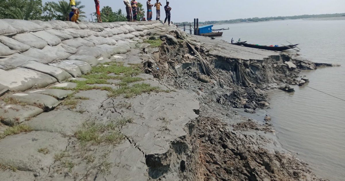কপোতাক্ষ নদের বেড়িবাঁধে ভাঙন, আতঙ্কে এলাকাবাসী