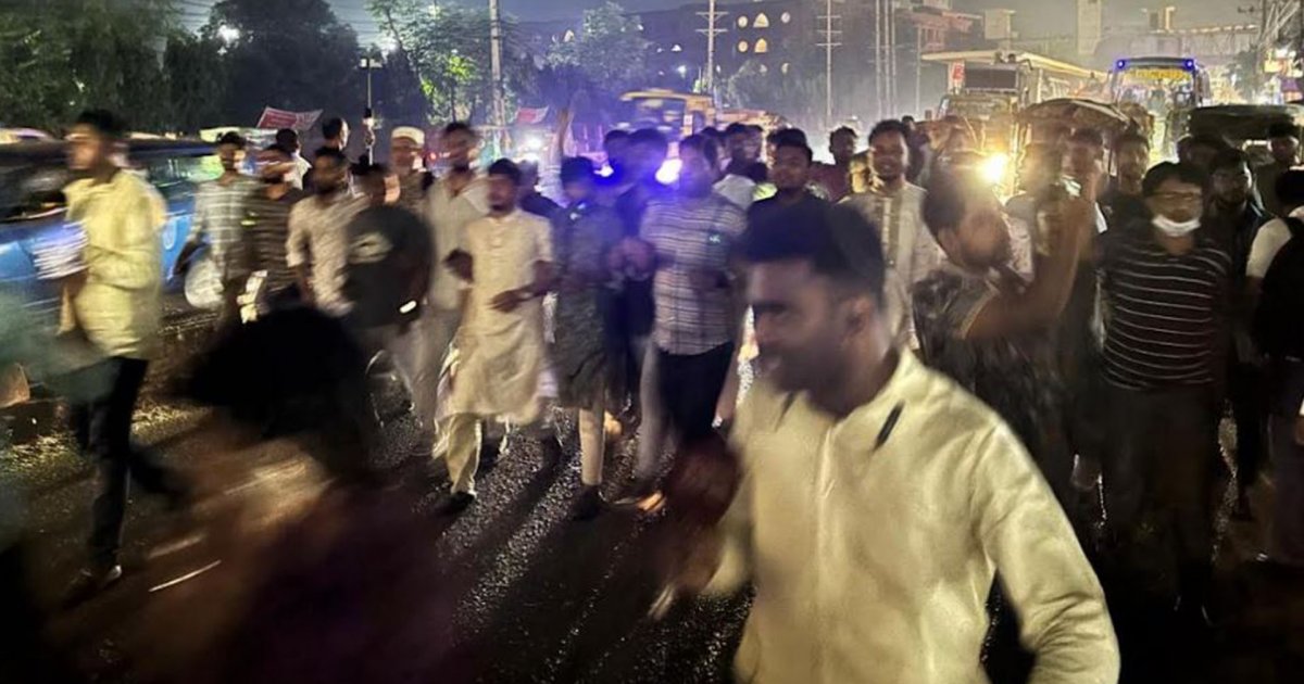 ৪-৫টি মোটরসাইকেলে এসে হাসনাতের গাড়িতে হামলা, প্রতিবাদে বিক্ষোভ