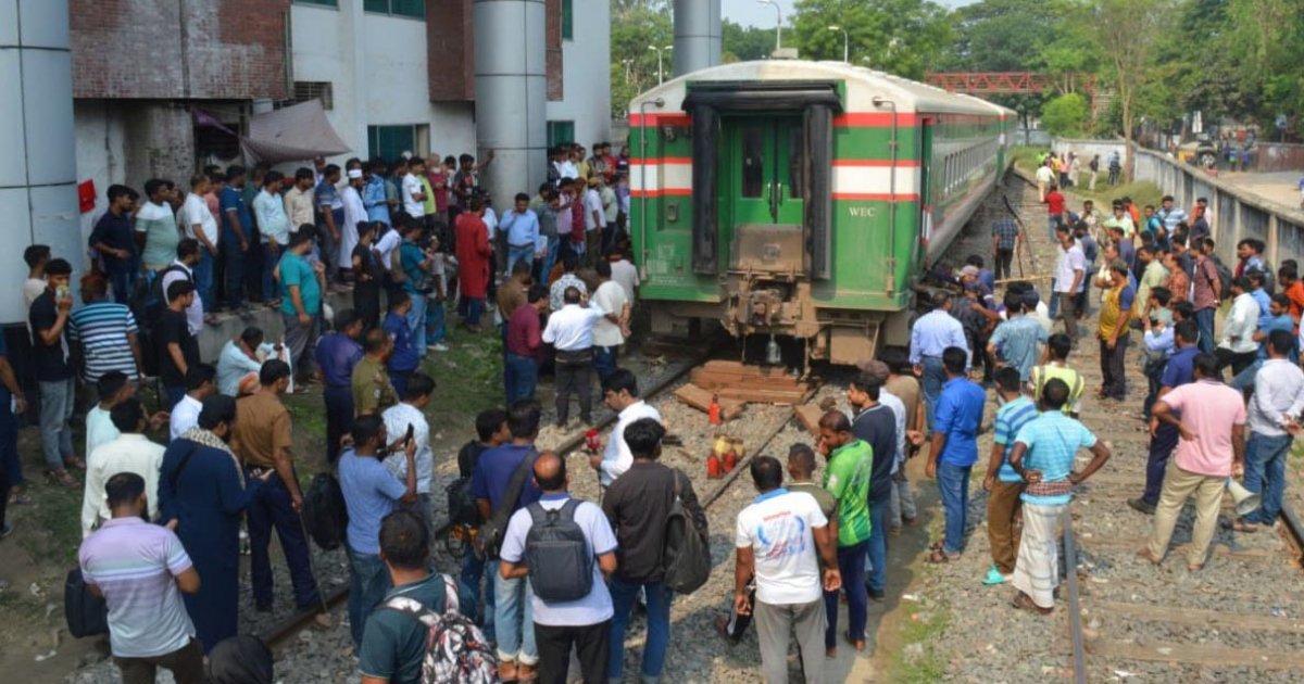 রাজশাহী থেকে সাড়ে তিন ঘণ্টা পর বনলতা এক্সপ্রেস ট্রেন ছাড়লো