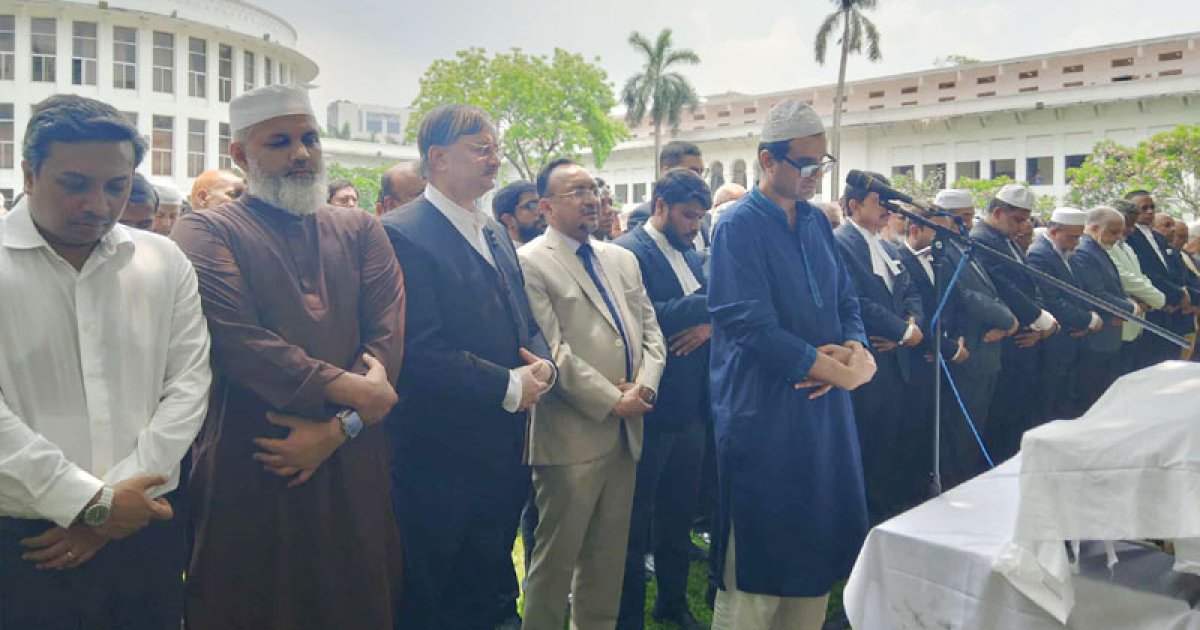 ব্যারিস্টার রাজ্জাকের জানাজা পড়ালেন ছেলে, প্রিয় আইনাঙ্গন থেকে শেষ বিদায়