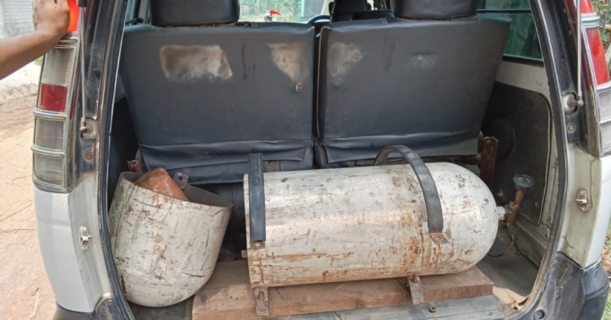 মাইক্রোবাসের গ্যাস সিলিন্ডারে ২০ কেজি গাঁজা