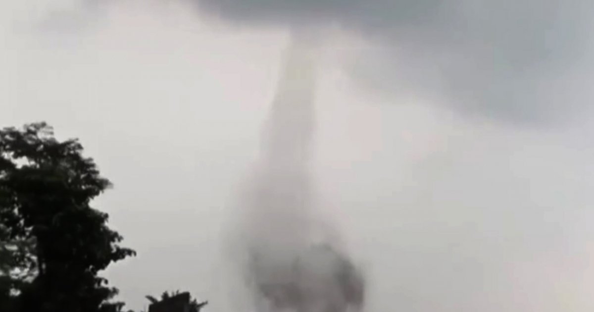 মোবাইল ফোনে ধরা পড়লো টর্নেডোর বিরল ছবি