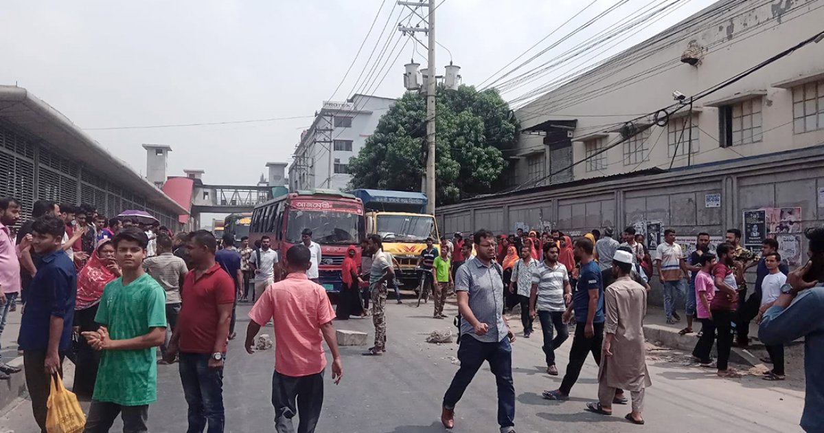 ট্রাকচাপায় নারী শ্রমিকের মৃত্যু, গাজীপুরে মহাসড়ক অবরোধ