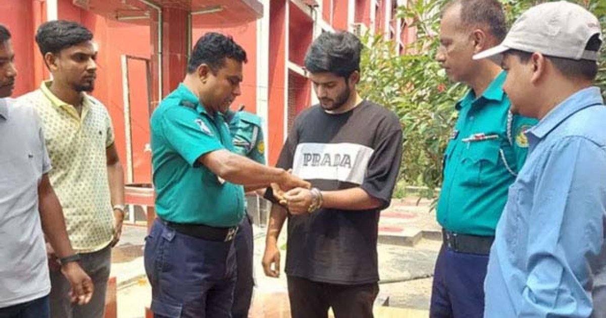 রাজশাহী কলেজের ছাত্রলীগ কর্মীকে পুলিশে সোপর্দ