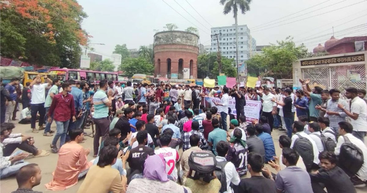 ৭ দাবিতে বিক্ষোভ করছেন কবি নজরুলের শিক্ষার্থীরা