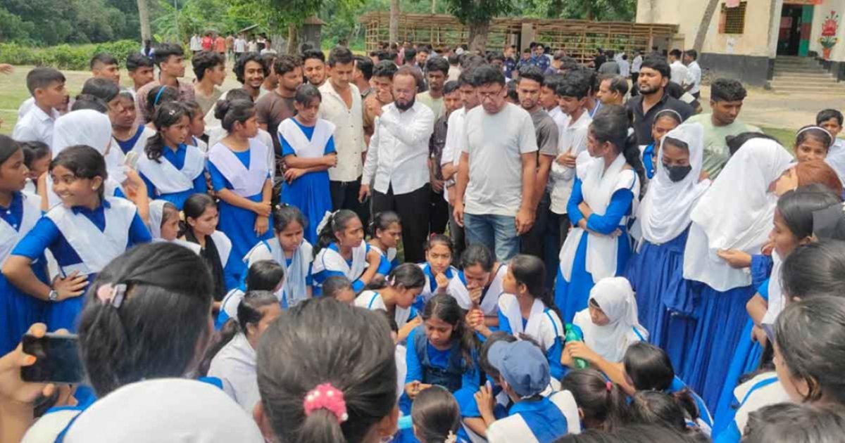 ছাত্রীকে কুপ্রস্তাব: ব্যবস্থা না নেওয়ায় প্রধান শিক্ষককে পিটুনি দিয়ে পুলিশে সোপর্দ